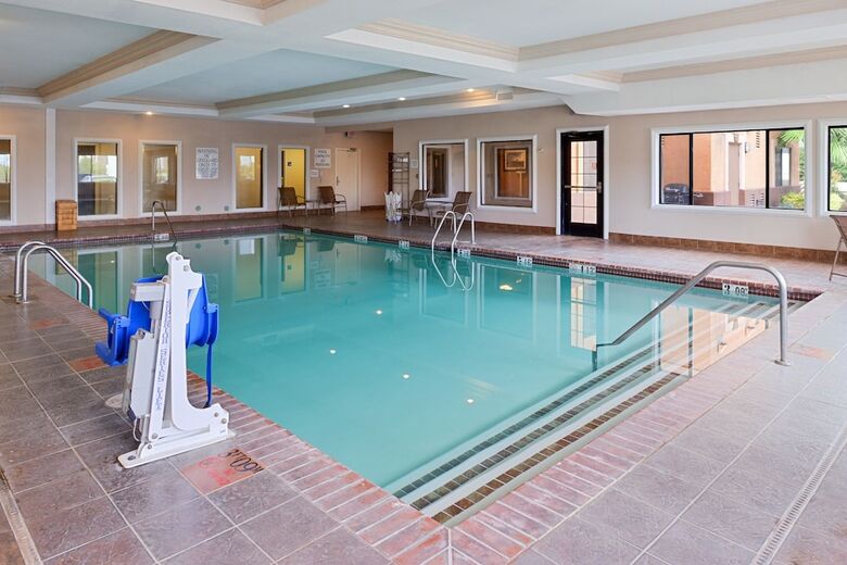 Holiday Inn Express Hotel & Suites Kingman