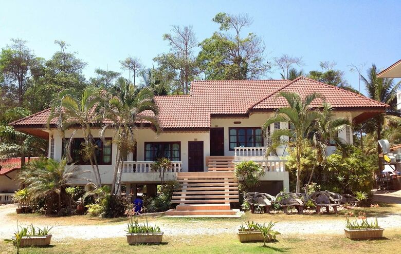 Hotel Bansaithong Beach Resort