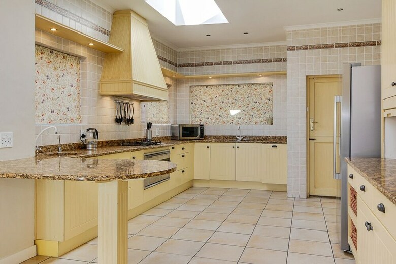 Villa 100 Geneva Drive