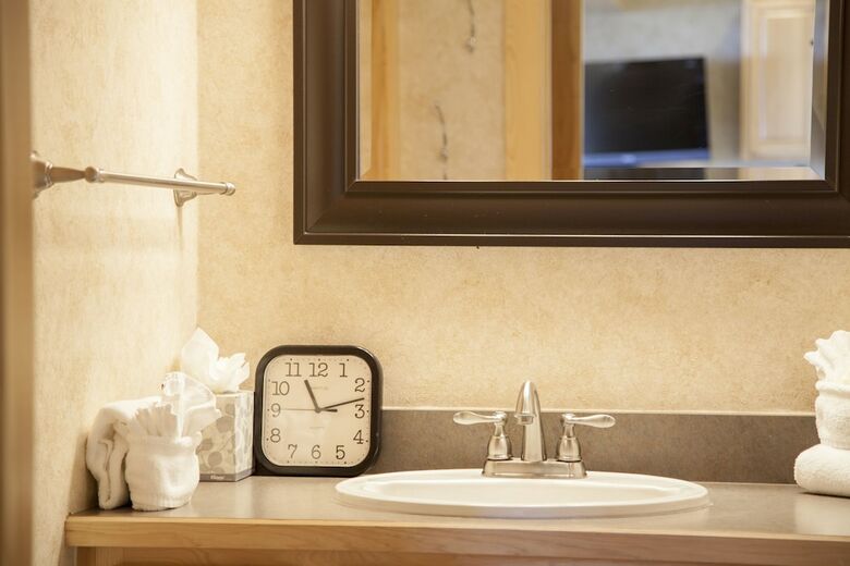 Laurelwood Condominiums, A Destination Residence
