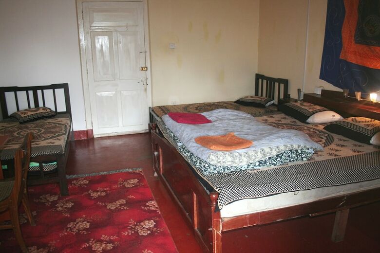 Bed & Breakfast Old English Colonial Bungalow