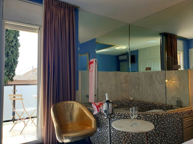 Hotel H