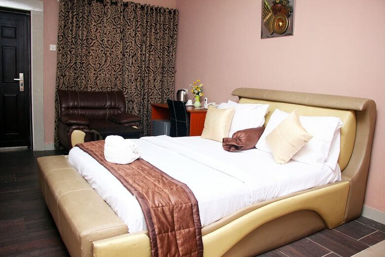 Tripple 4 Hotel