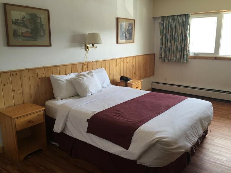 Canadas Best Value Inn River View Hotel