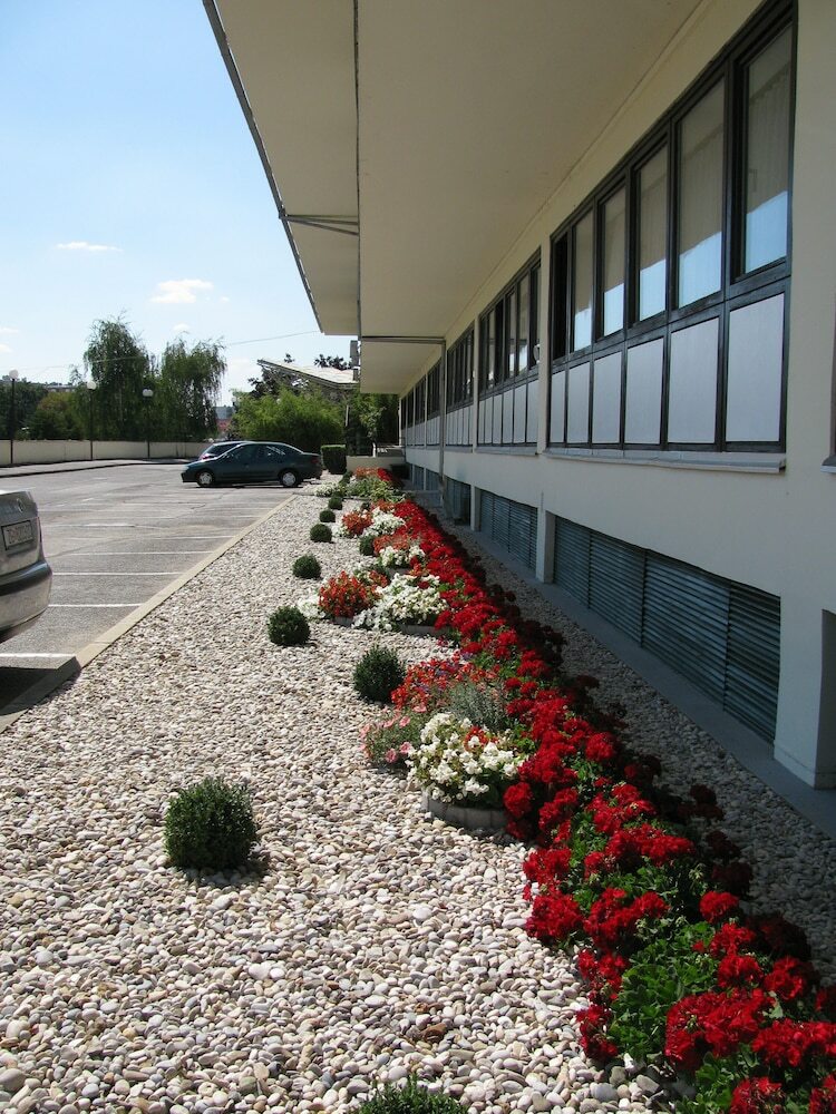 Hotel I