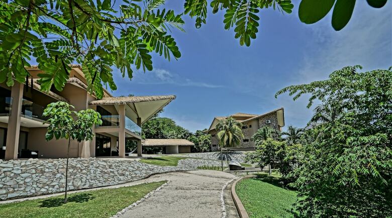 Hotel Nammb� Beachfront Bungalows