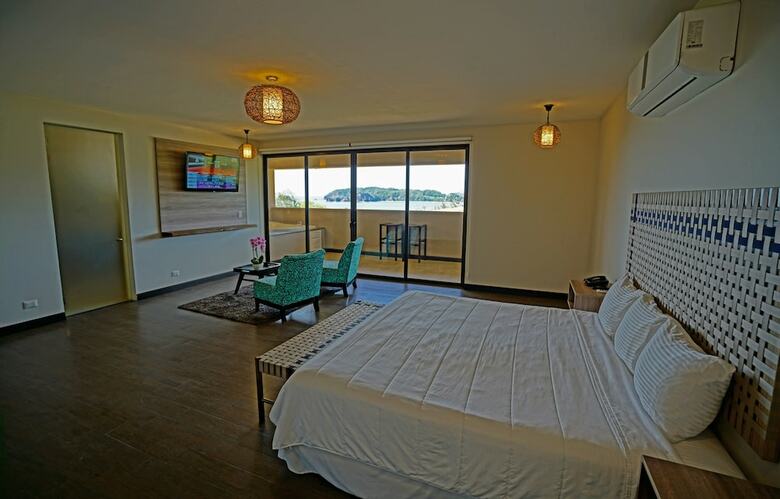 Hotel Nammb� Beachfront Bungalows