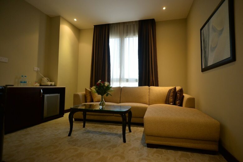 Strato Hotel By Warwick