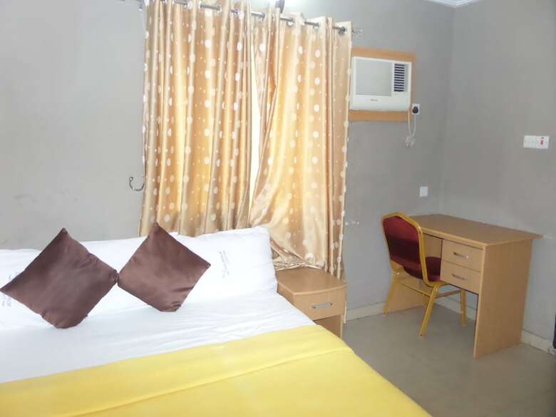 Hotel De Lawrence Court & Suites