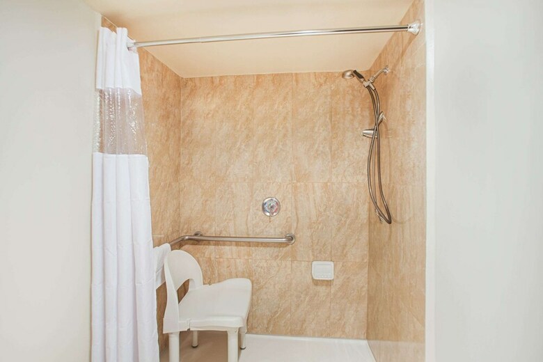 Hotel Ramada By Wyndham Burbank Airport