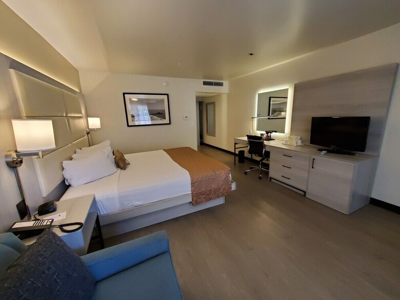 Hotel Ramada By Wyndham Burbank Airport