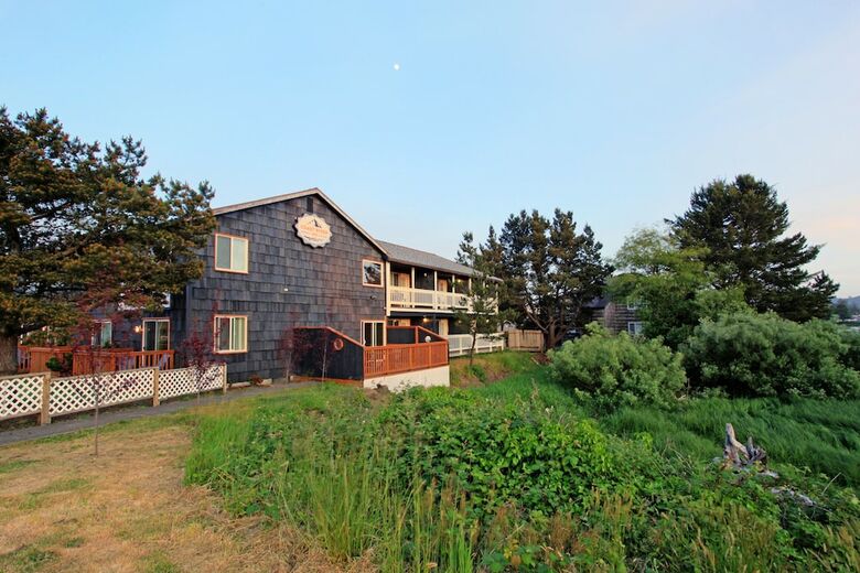 Hotel Coast River Inn