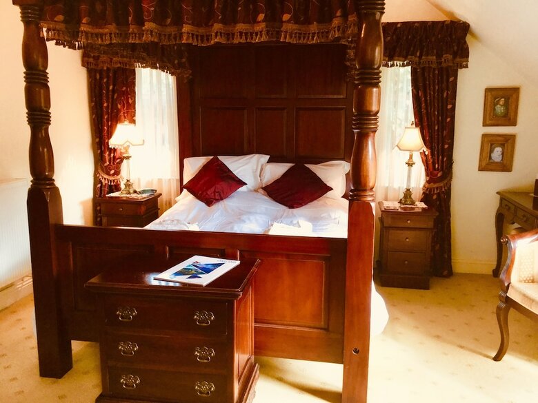 Hotel Storrs Gate House