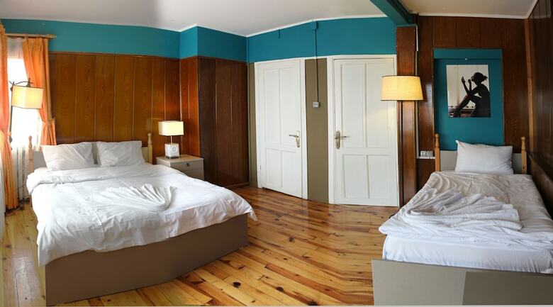 Bed & Breakfast Mansion By Cheers