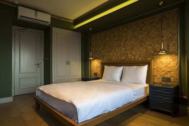 Bed & Breakfast Mansion By Cheers