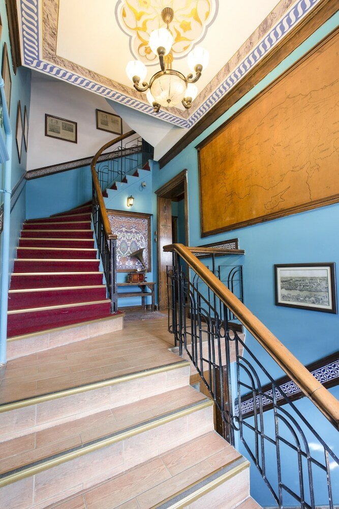 Bed & Breakfast Mansion By Cheers