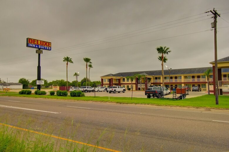 Hotel Deluxe Inn & Suites
