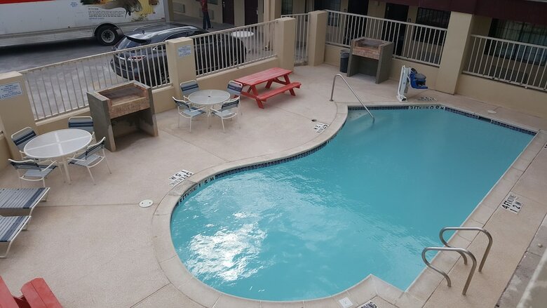 Hotel Deluxe Inn & Suites