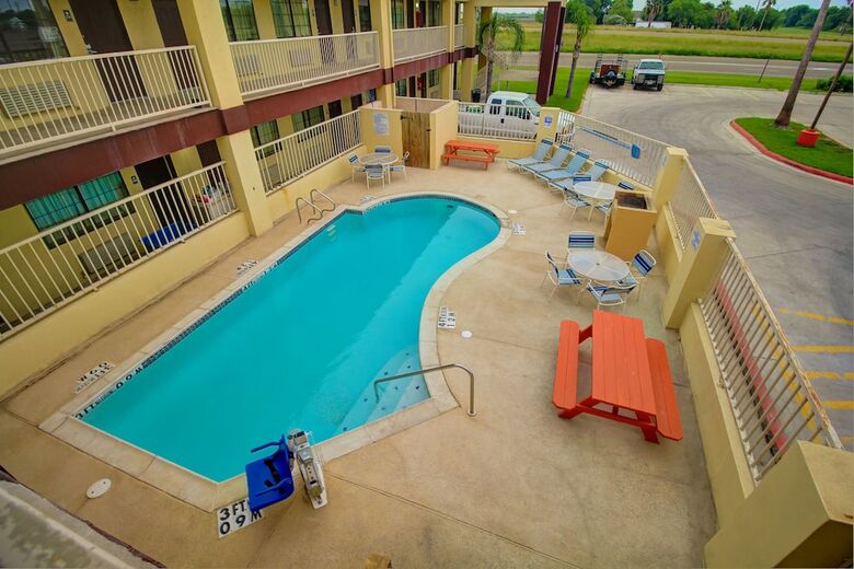 Hotel Deluxe Inn & Suites