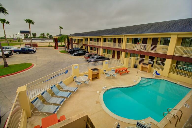 Hotel Deluxe Inn & Suites