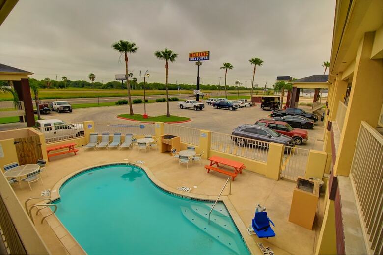 Hotel Deluxe Inn & Suites