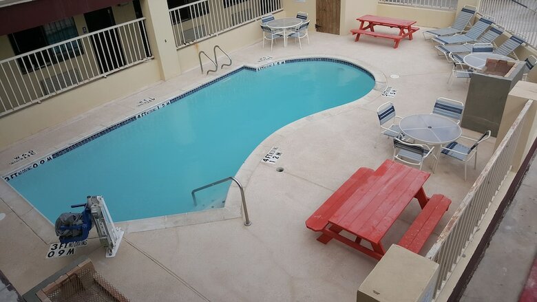 Hotel Deluxe Inn & Suites