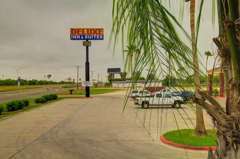 Hotel Deluxe Inn & Suites