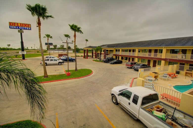 Hotel Deluxe Inn & Suites