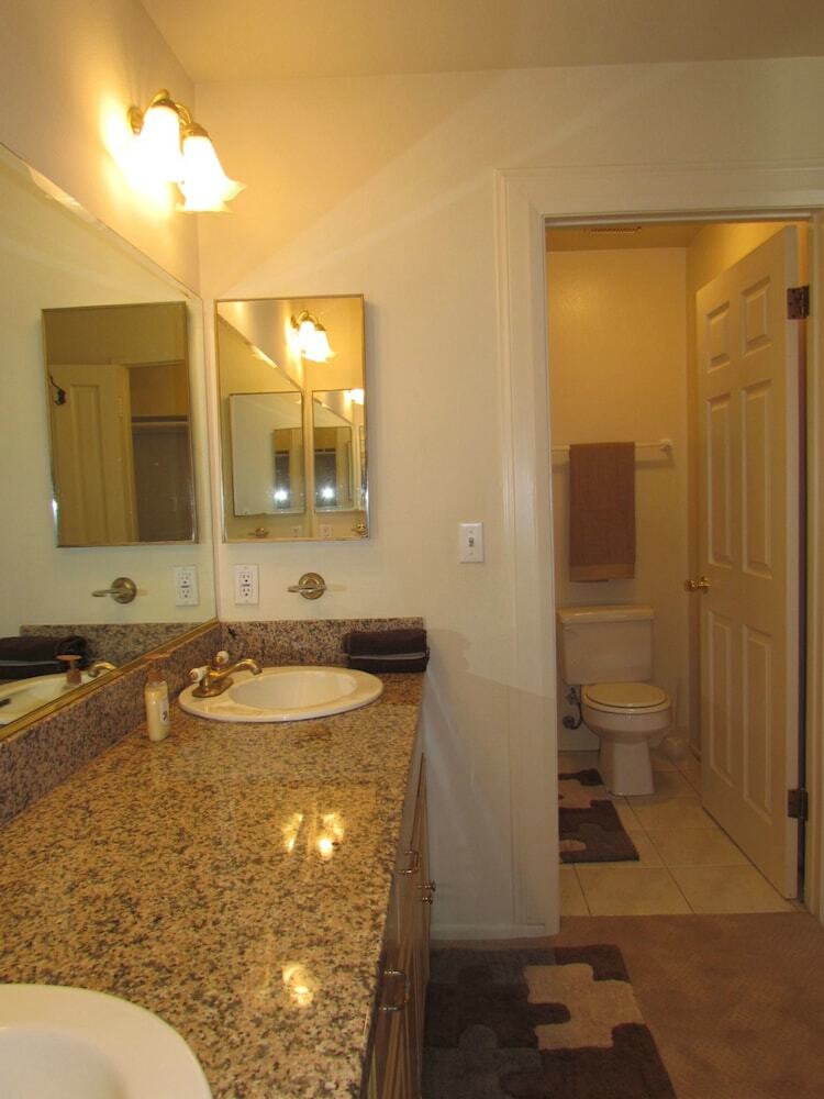 Apartamentos Peach Blossom Across From The Beach