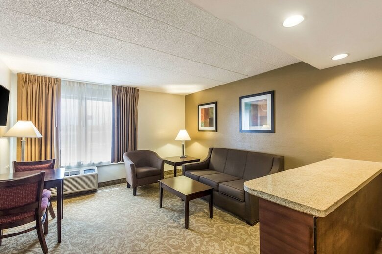 Hotel Quality Suites Milwaukee Airport