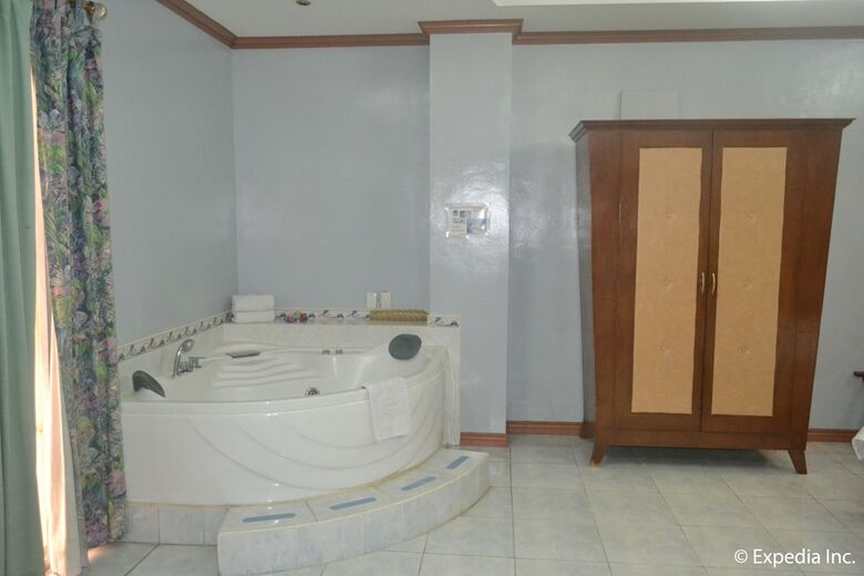Pacific Breeze Hotel And Resort