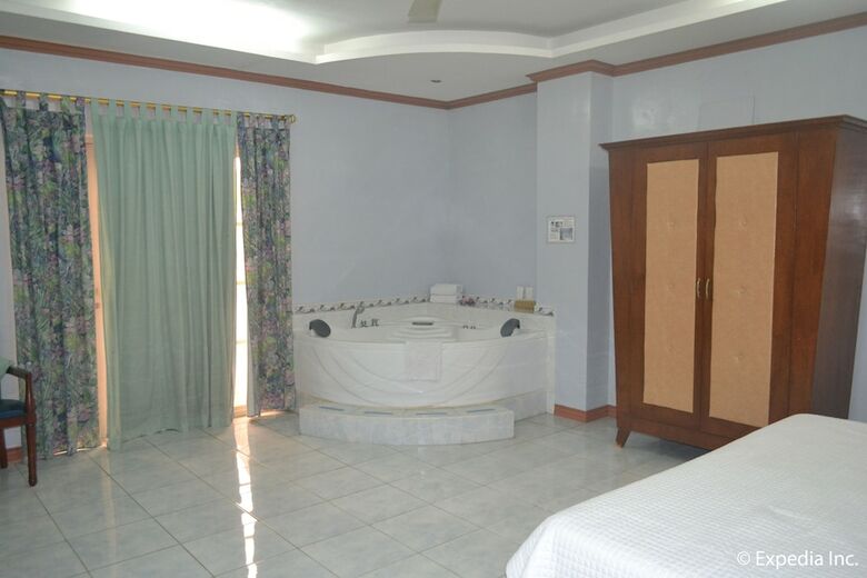 Pacific Breeze Hotel And Resort
