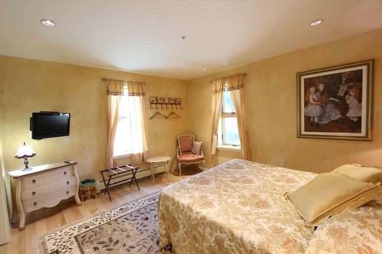 Bed & Breakfast Topia Inn - An Organic Oasis