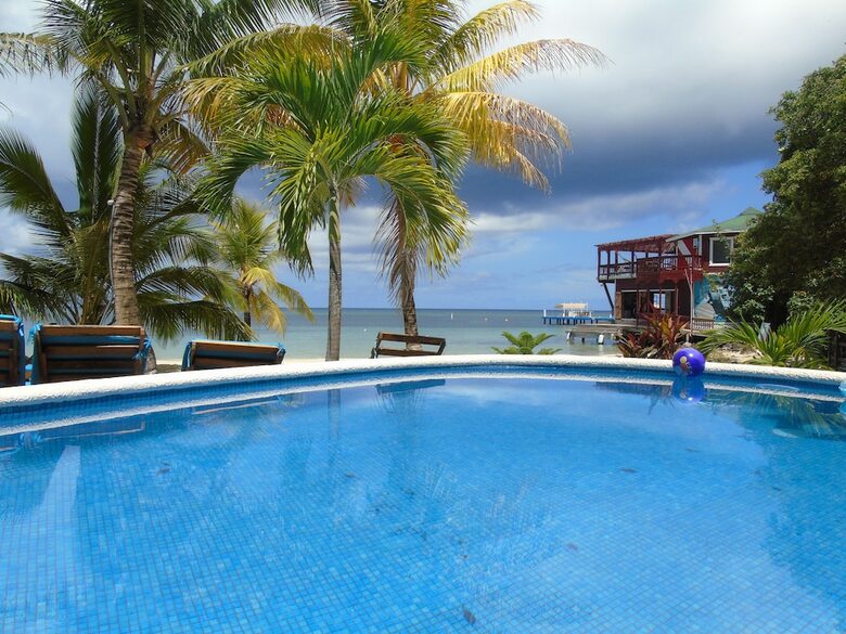 Hotel Foster's West Bay Resort