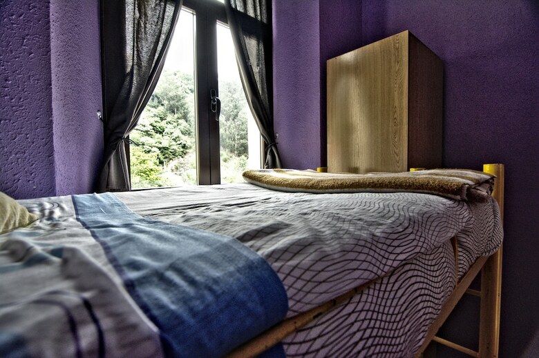 Hostal Albergue Juvenil De Bustiello