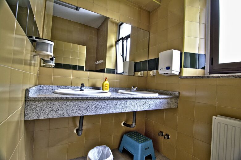 Hostal Albergue Juvenil De Bustiello
