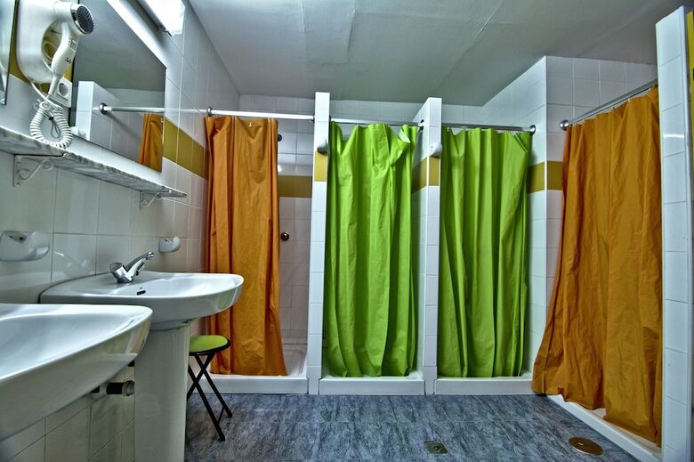 Hostal Albergue Juvenil De Bustiello