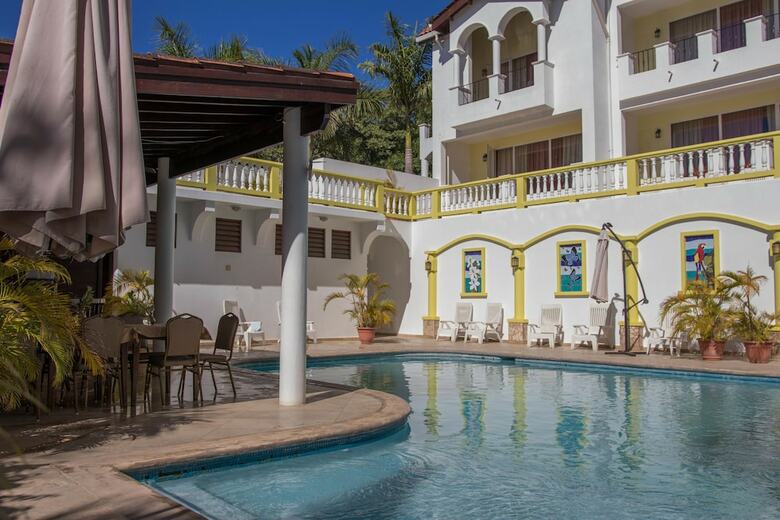 Hotel West Bay Colonial