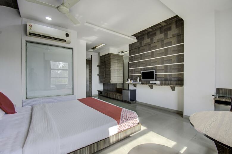 Oyo 1000 Hotel Admiral Suites