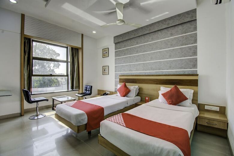 Oyo 1000 Hotel Admiral Suites