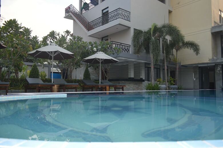 Holiday Hotel