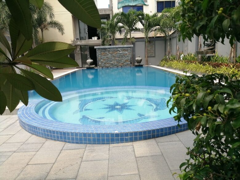 Holiday Hotel