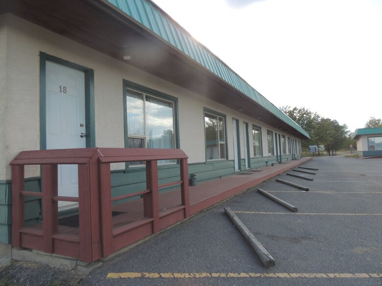 100 Mile Motel & Rv Park