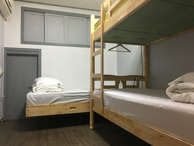 Hostal Momojein Guest House - Hostel