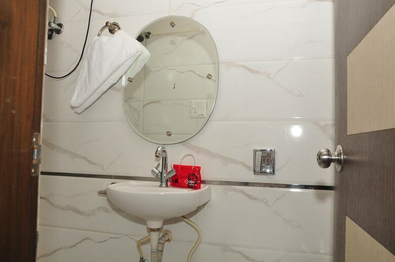 Oyo 1605 Hotel Axis Inn