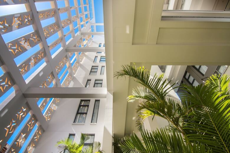 Sun & Moon, Urban Hotel