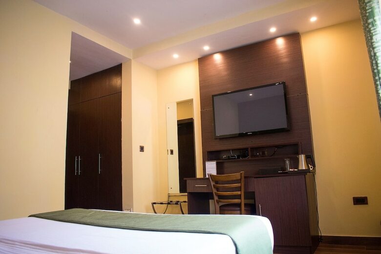 Atlantic Hotel And Suites