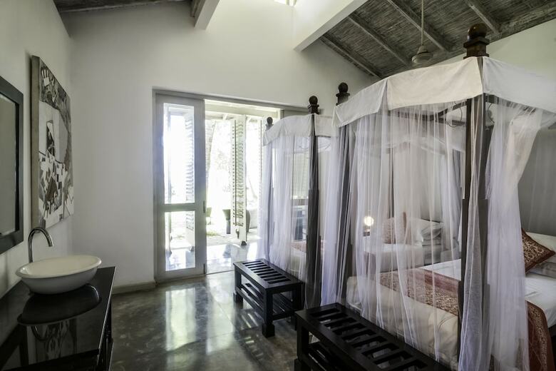 Villa Satin Doll