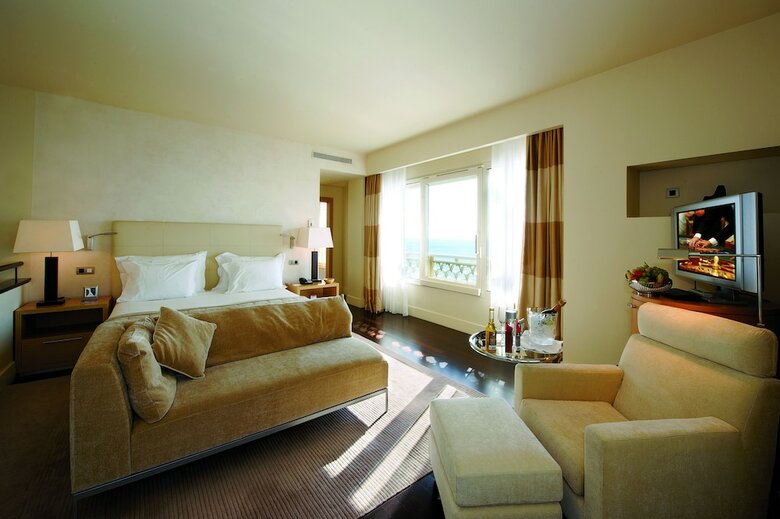 Monte-carlo Bay Hotel & Resort