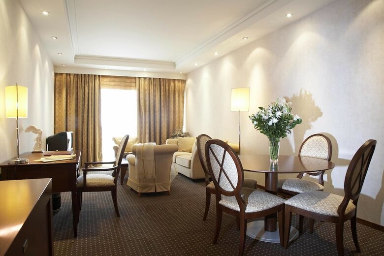 Hotel Ramada Plaza By Wyndham Thraki
